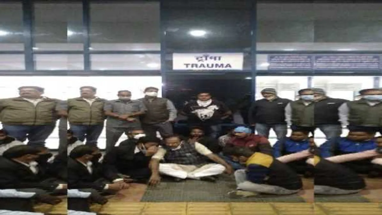 भोपाल: कैंसर पीड़ित का इलाज कराने एम्स परिसर में 5 घंटे अनशन पर बैठे पूर्व सांसद