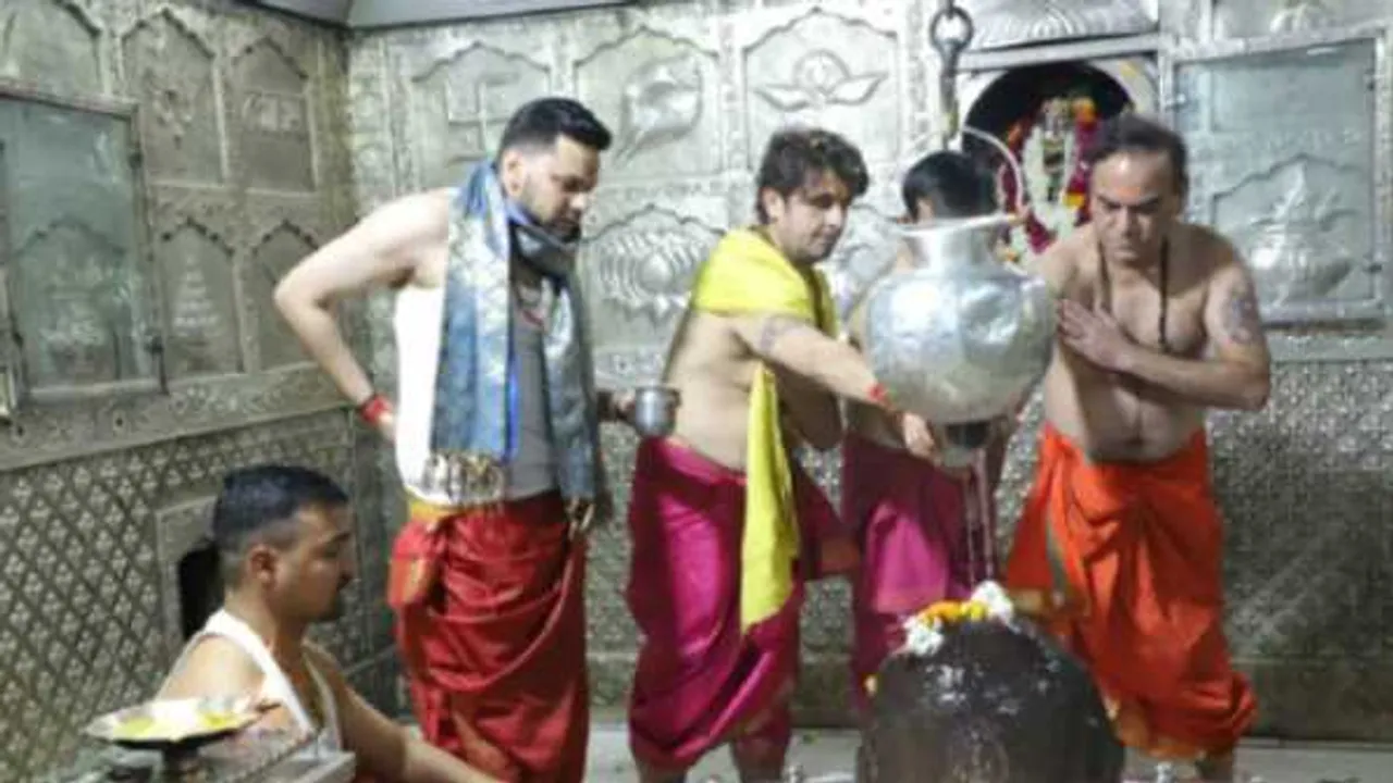 महाकालेश्व: सोनू ने ज्योतिर्लिंग का रूद्राभिषेक कर किया पूजन, अस्पताल के लिए देंगे राशि