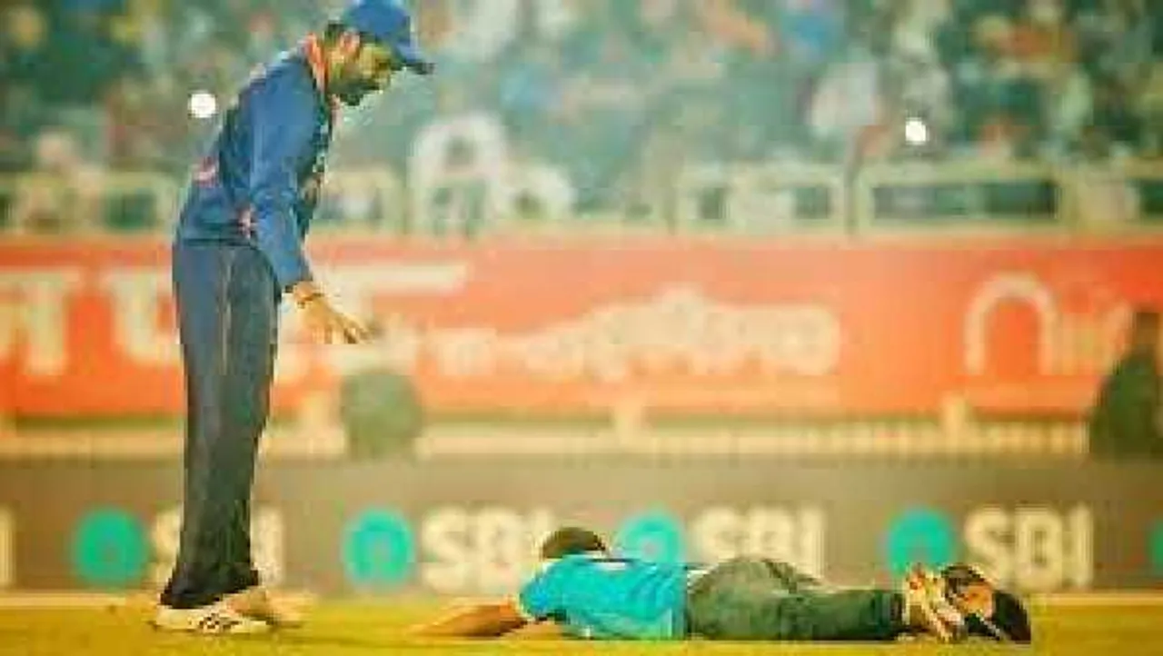 ऐसे भी फैन होते हैं: एक शख्स ग्राउंड पर आकर रोहित के चरणों में लेटा और ये भी करना चाहा