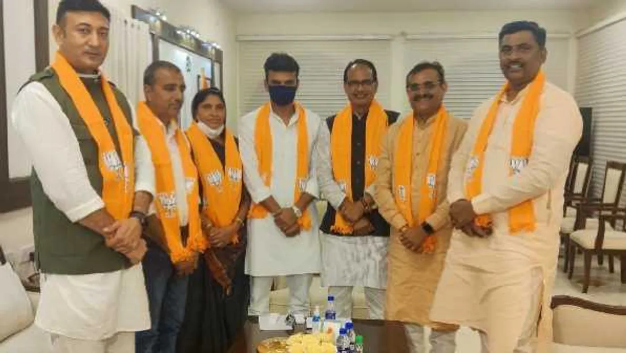 MP: चुनाव से पहले कांग्रेस को झटका, पूर्व MLA सुलोचना समेत 2 नेता BJP में शामिल
