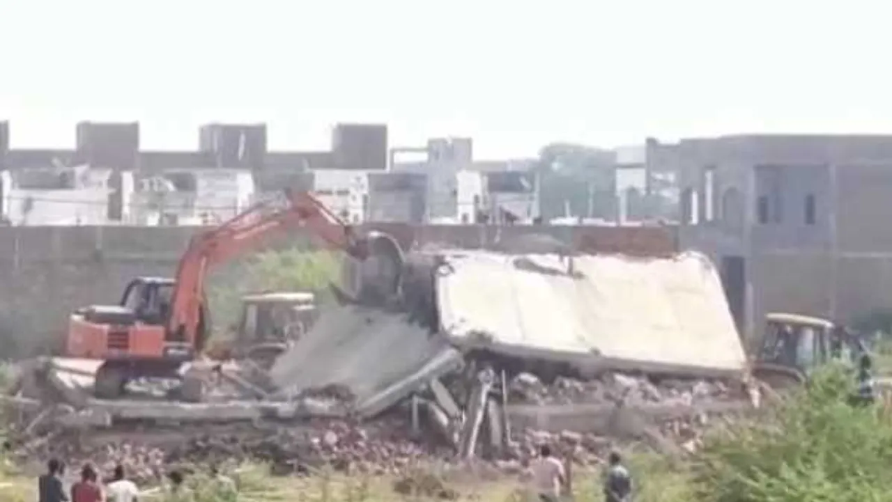 जबलपुर: भू-माफिया हाजी का अवैध निर्माण ढहाया, 5 करोड़ की जमीन मुक्त कराई