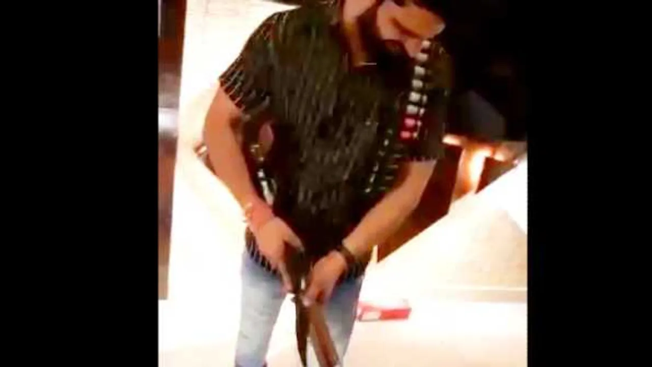 नीमच: तस्कर ने बर्थडे में बंदूक से केक काटा, केस दर्ज; पार्टी में TI, कॉन्स्टेबल शामिल हुए थे 