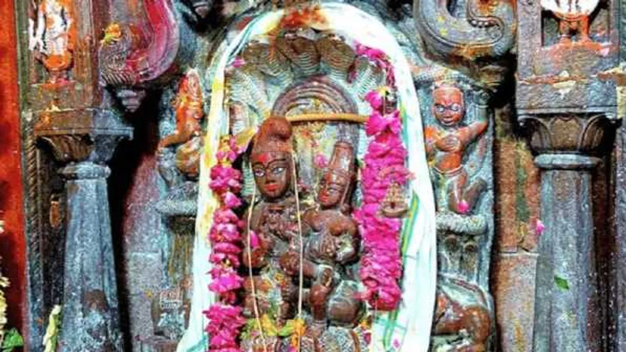 
नागपंचमी: साल में एक बार खुलने वाला नागचंद्रेश्वर मंदिर के इस साल होंगे ऑनलाइन दर्शन

