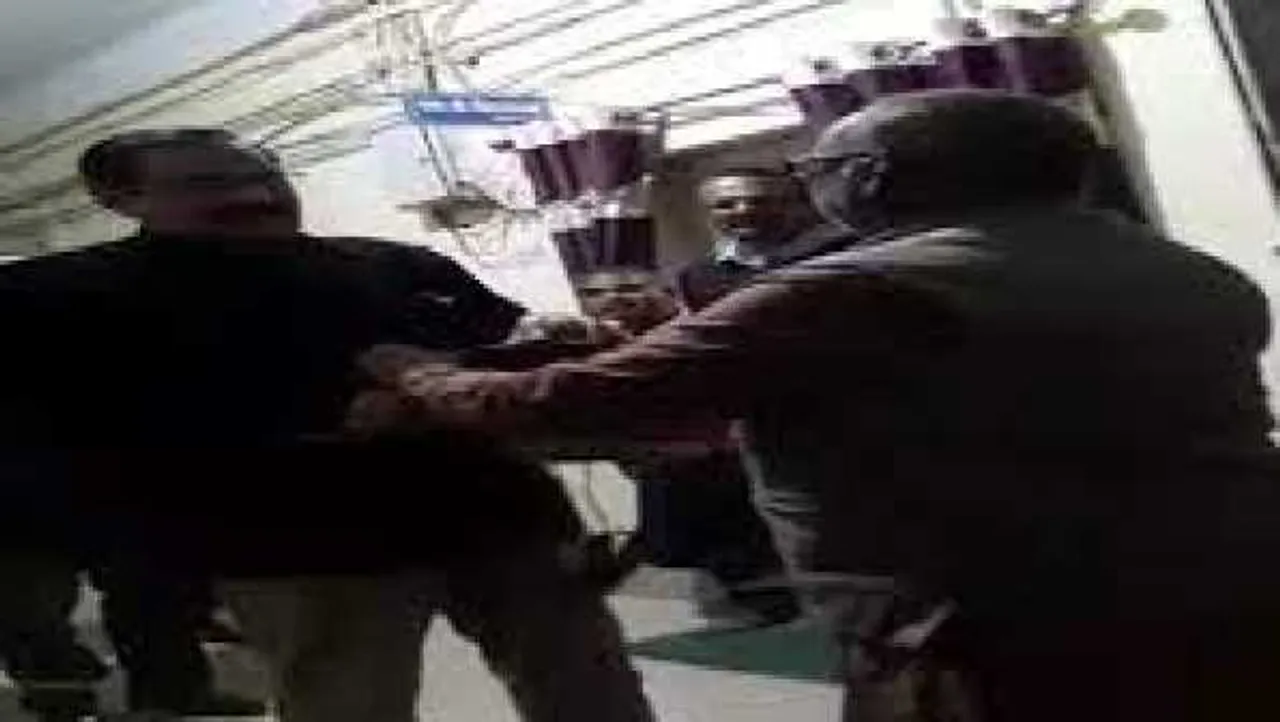MP:रिटायरमेंट पर डिप्टी रजिस्ट्रार को कर्मचारियों ने दी जूते की माला,मुर्दाबाद के नारे लगे