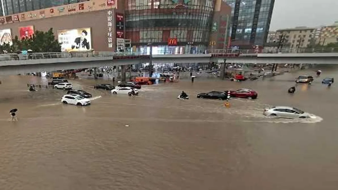 रेस्क्यू ऑपरेशन: चीन में बाढ़ से 12 लोगों की मौत, सैकड़ों दफ्तर और होटलों में फंसे,1 लाख रेस्क्यू