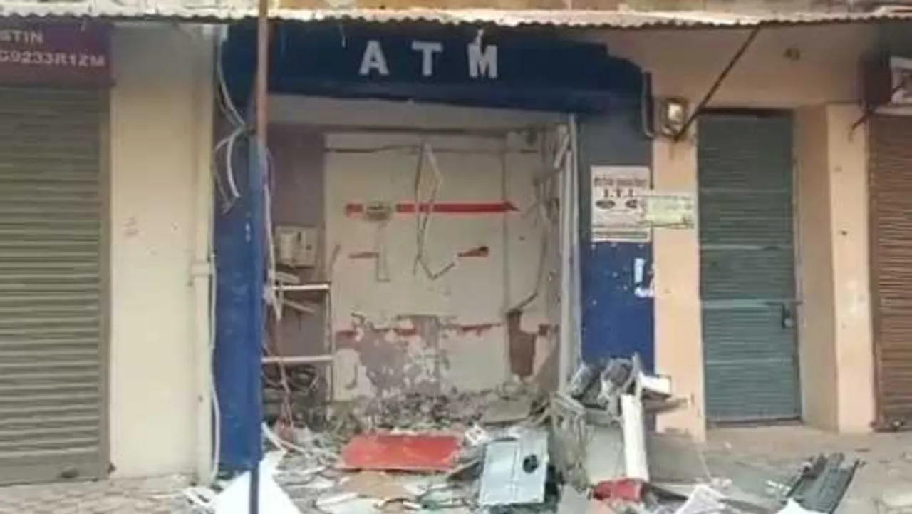 लुटेरों ने ATM में किया ब्लास्ट: मलबे में बिखरे मिले नोट, धमाके से डरकर भागे बदमाश
