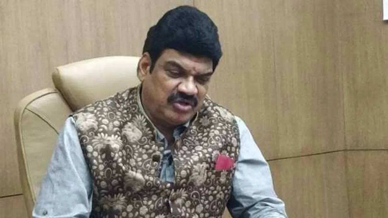 पोस्टर की चर्चा: ‘सौजन्य से प्रतिपक्ष’ के मुद्दे पर घिरे MP के राजस्व मंत्री, किसने छपवाया पता नहीं
