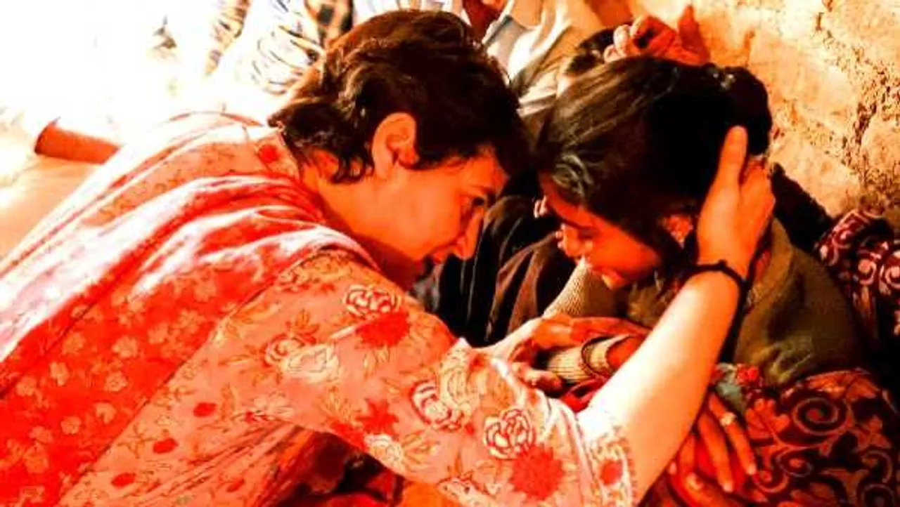 यूपी में भी खाद संकट: ट्रेन से ललितपुर पहुंचीं प्रियंका, मृतक किसानों के परिजन से मिलीं