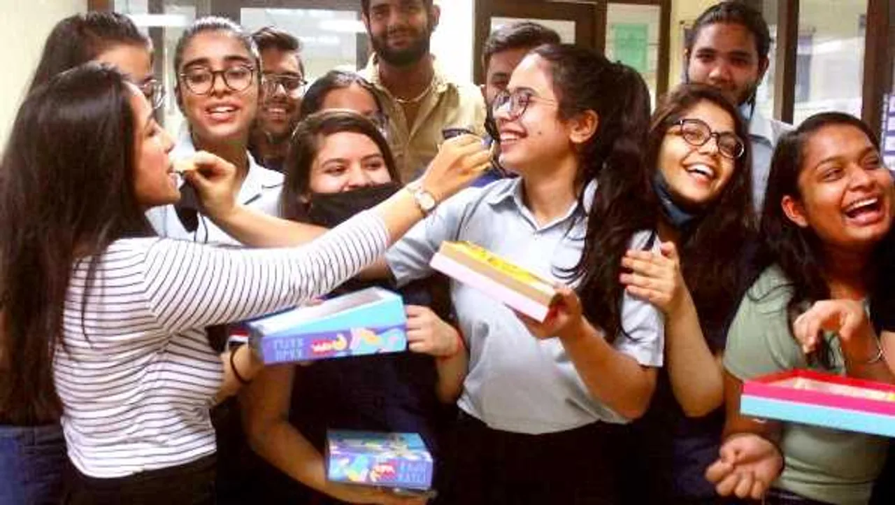 CBSE 10वीं बोर्ड Result: 99.04% पास, लड़कियों ने 0.35% से लड़कों से बाजी मारी 