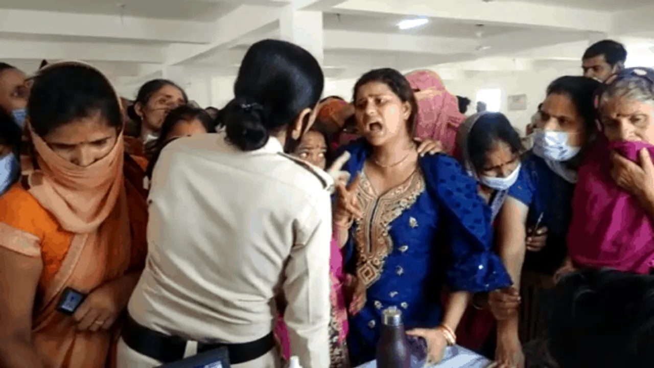 वैक्सीनेशन सेंटर पर हंगामा: मुरैना में टीका लगवाने आई भीड़ बेकाबू, पुलिस भी नहीं कर पाई कंट्रोल
