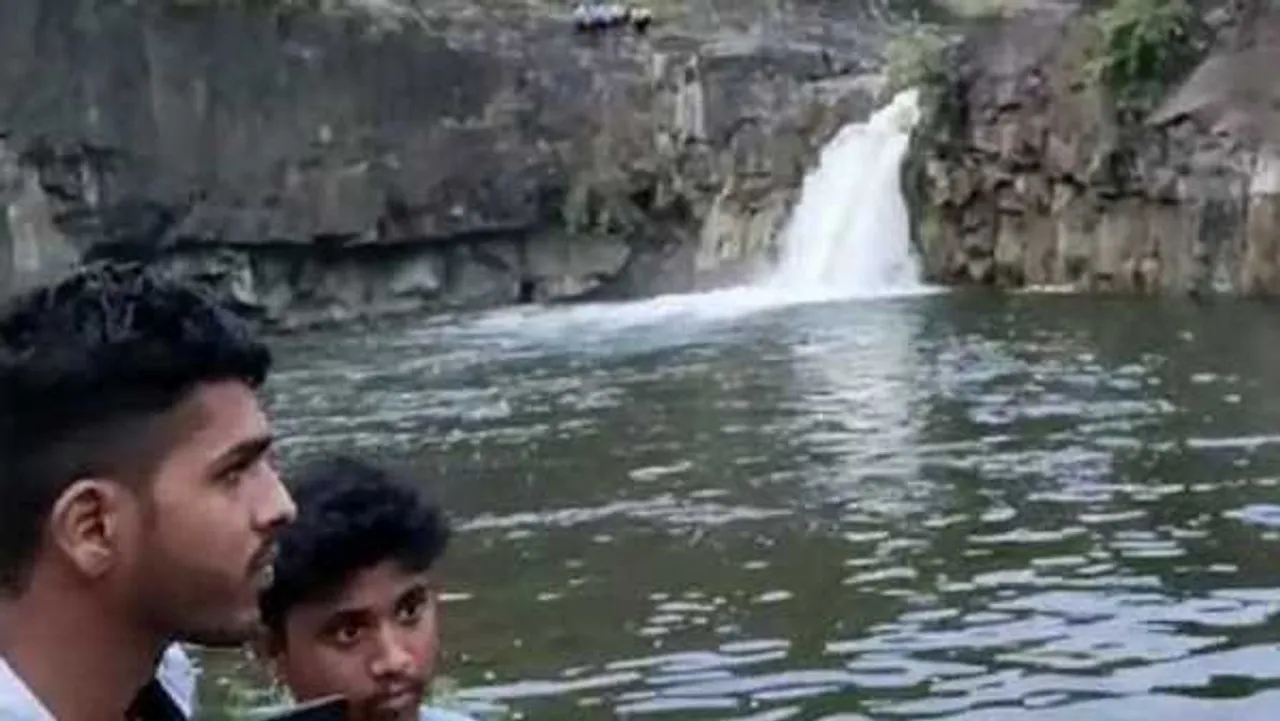 मस्ती पड़ी महंगी: दोस्तों के साथ पिकनिक मनाने पहुंचा ग्रुप; 4 झरने में गिरे,1 की तलाश जारी

