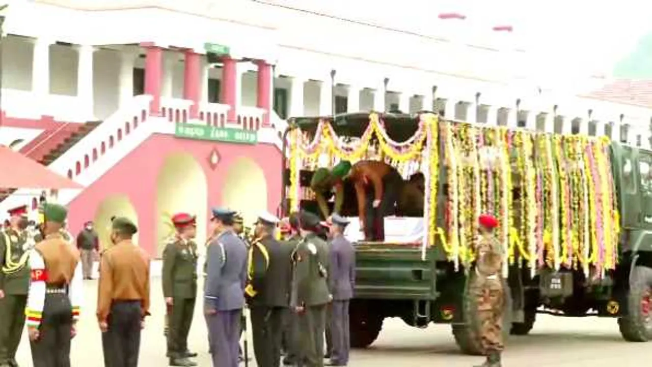 कहां तुम चले गए: CDS रावत समेत 13 पार्थिव वेलिंगटन में रखे गए, दिल्ली लाए जाएंगे, अंतिम संस्कार कल
