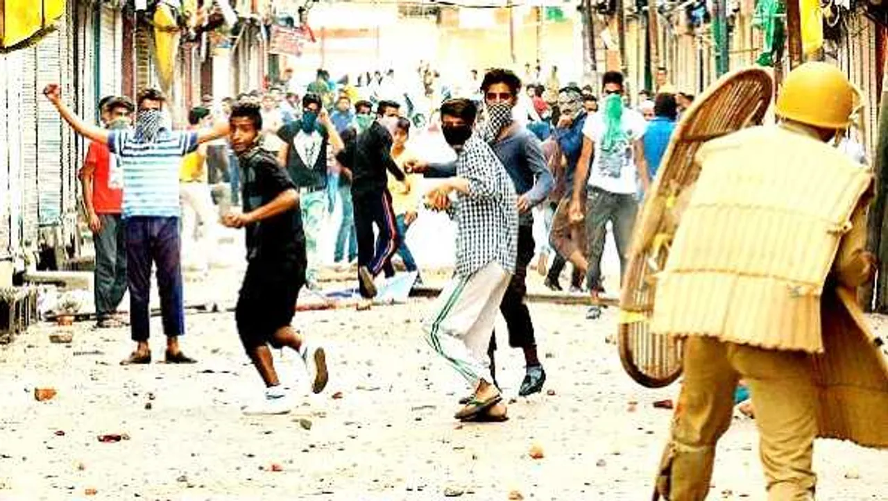 J&K: सरकार का आदेश- पत्थरबाजों को ना तो नौकरी मिलेगी और ना ही पासपोर्ट