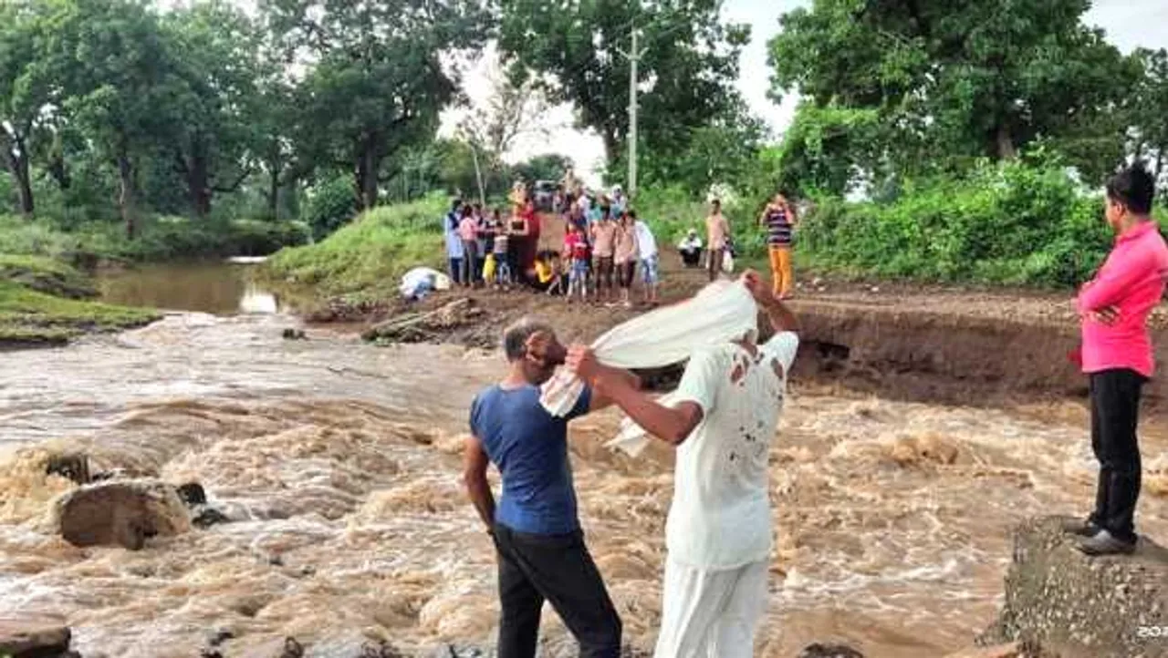 खंडवा: पुलिया बह जाने से 20 बच्चे फंस गए, ग्रामीणों ने जान जोखिम में डालकर बचाया   