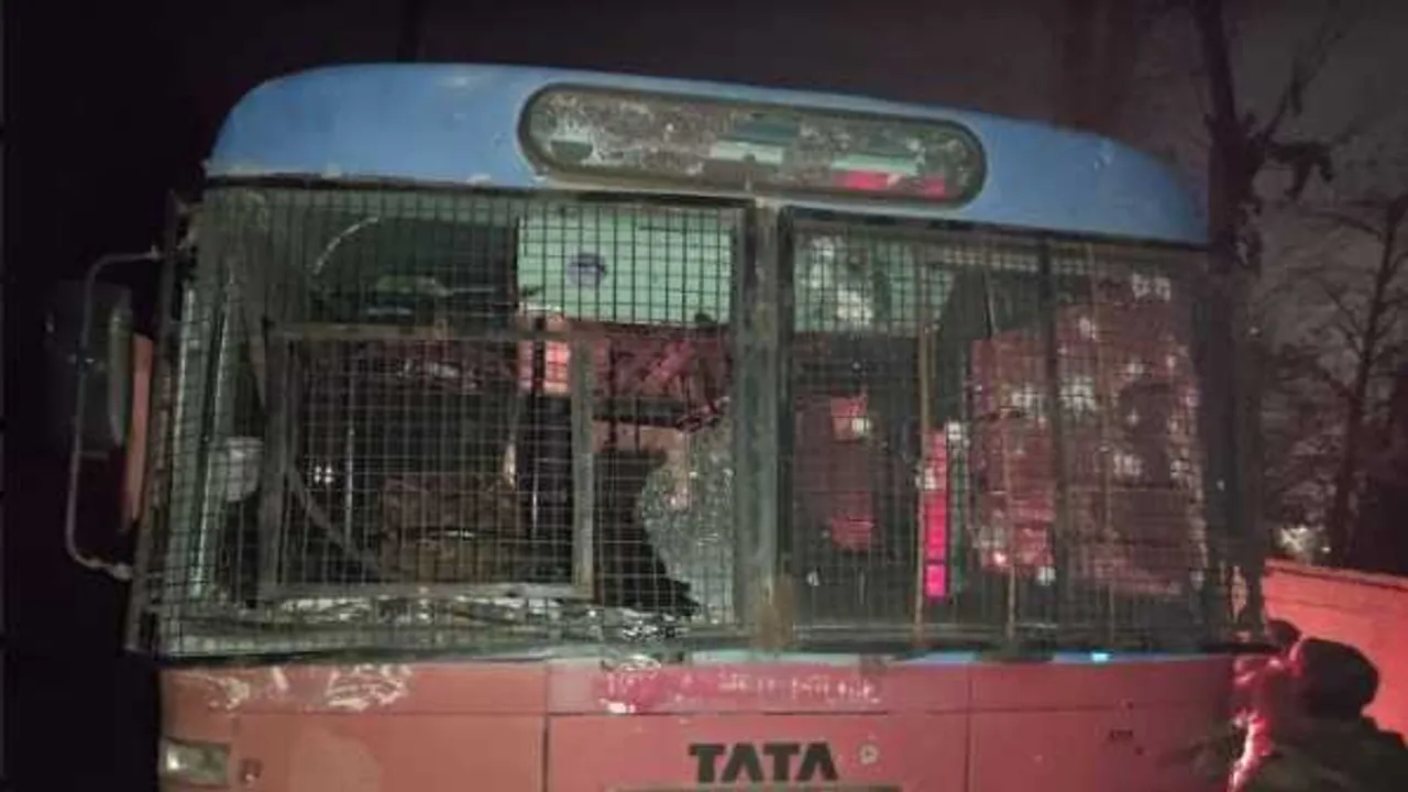 श्रीनगर: पुलिस बस पर आतंकवादियों ने की अंधाधुंध फायरिंग, 2 पुलिसकर्मी शहीद, 12 घायल