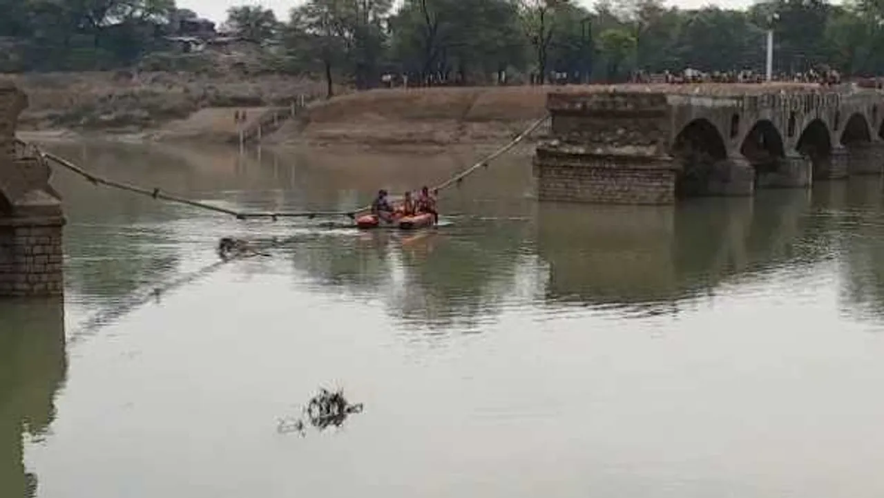 शिवपुरी: सिंध नदी पर बना 100 साल पुराना पचावली का पुल ढहा, सैकड़ों गांवों से टूटा संपर्क