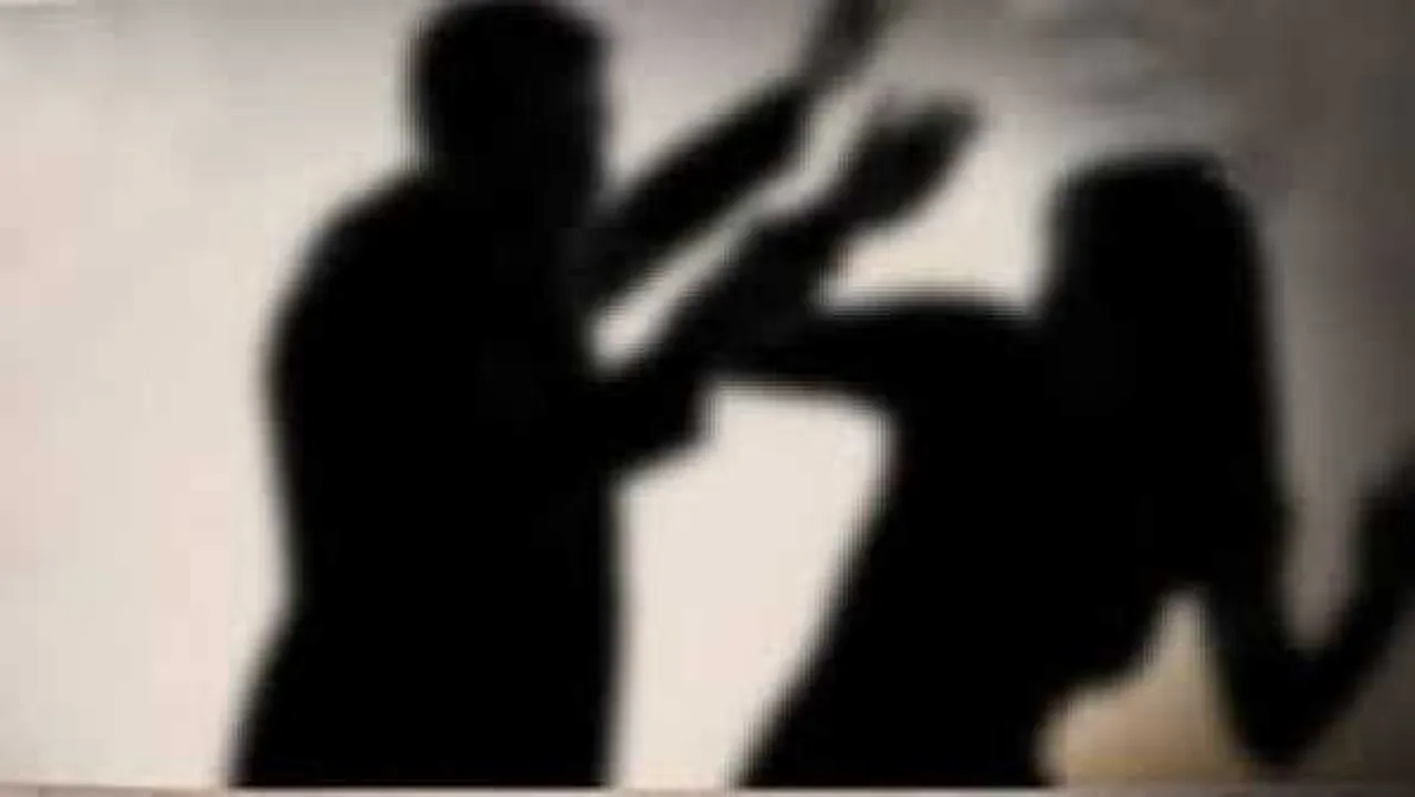 ऐसी नृशंता की क्या सजा? पति ने बीच चौराहे पर पत्नी का गला काटा, पुलिस जांच में जुटी