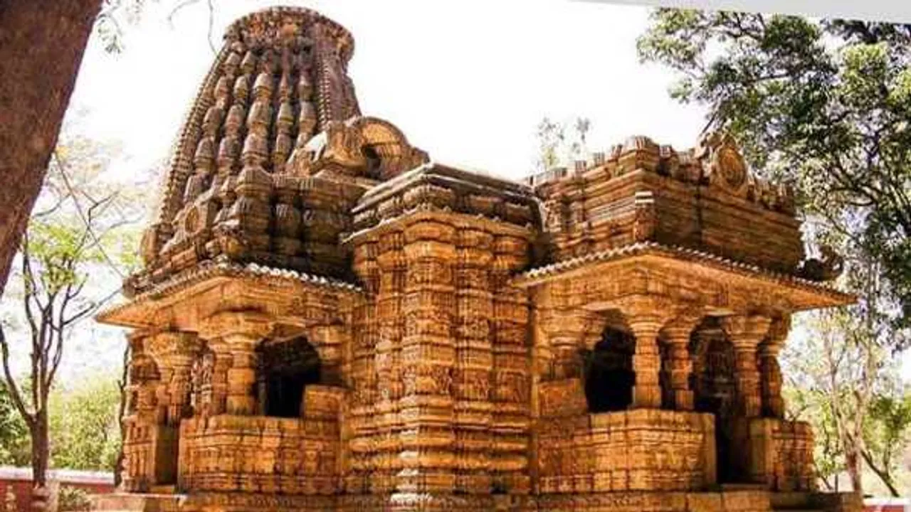 छत्तीसगढ़: बारिश में रिस रही हैं भोरमदेव मंदिर की दीवारें, पुजारी बर्तन से निकाल रहे पानी 