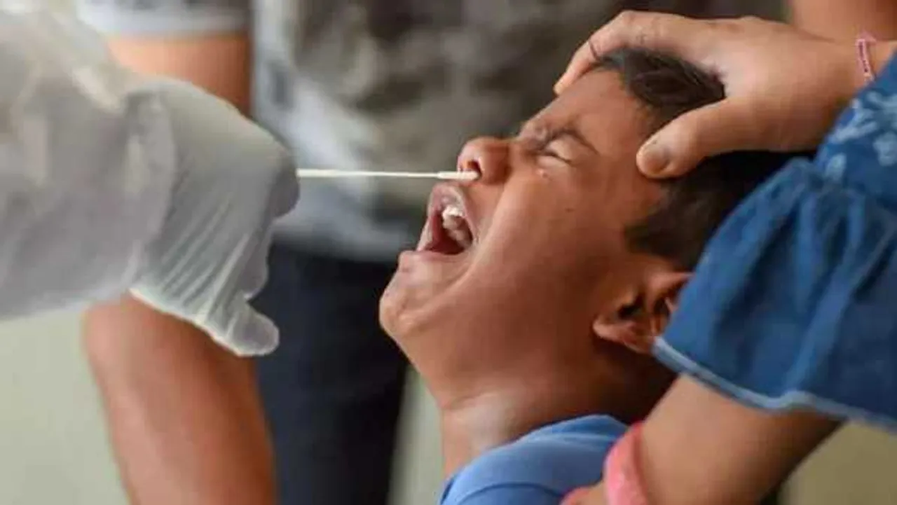 द सूत्र एक्सप्लेनर: तीसरी लहर की आशंका के बीच स्कूल खोलने का फैसला कितना सही? 
