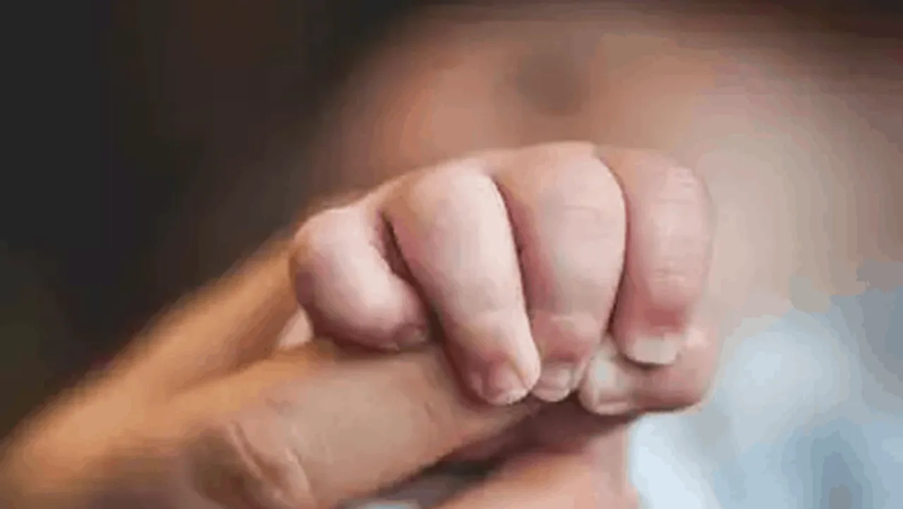 क्या इतनी बुरी हूं मैं मां: गन्ने के खेत में मिली नवजात, कीड़ों ने बच्ची के पैर कुतर दिए
