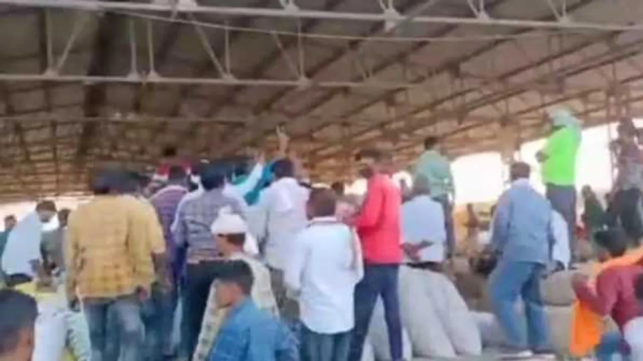 खंडवा: किसानों ने अधिकारियों को बनाया बंधक, बोले- सुबह रेट 5000, दोपहर में 3-4 हजार