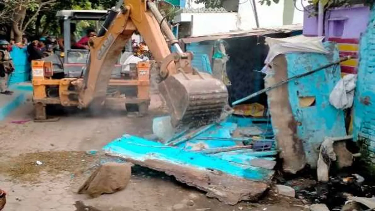 गुंडों पर कार्रवाई: प्रशासन ने आरोपियों के मकान ढहाए, देवउठनी ग्यारस पर आगजनी का आरोप