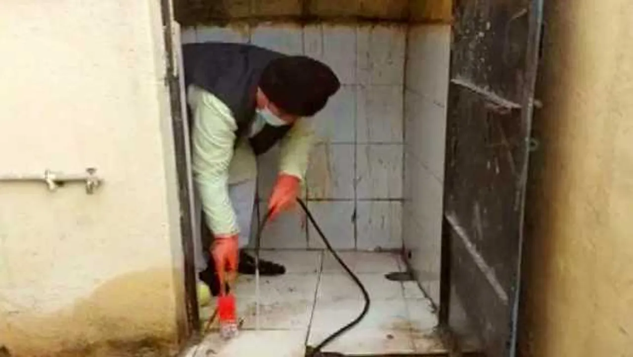 असल काम से दूरी: MP के ऊर्जा मंत्री ने स्कूल में टॉयलेट साफ किया, पहले भी चर्चा में