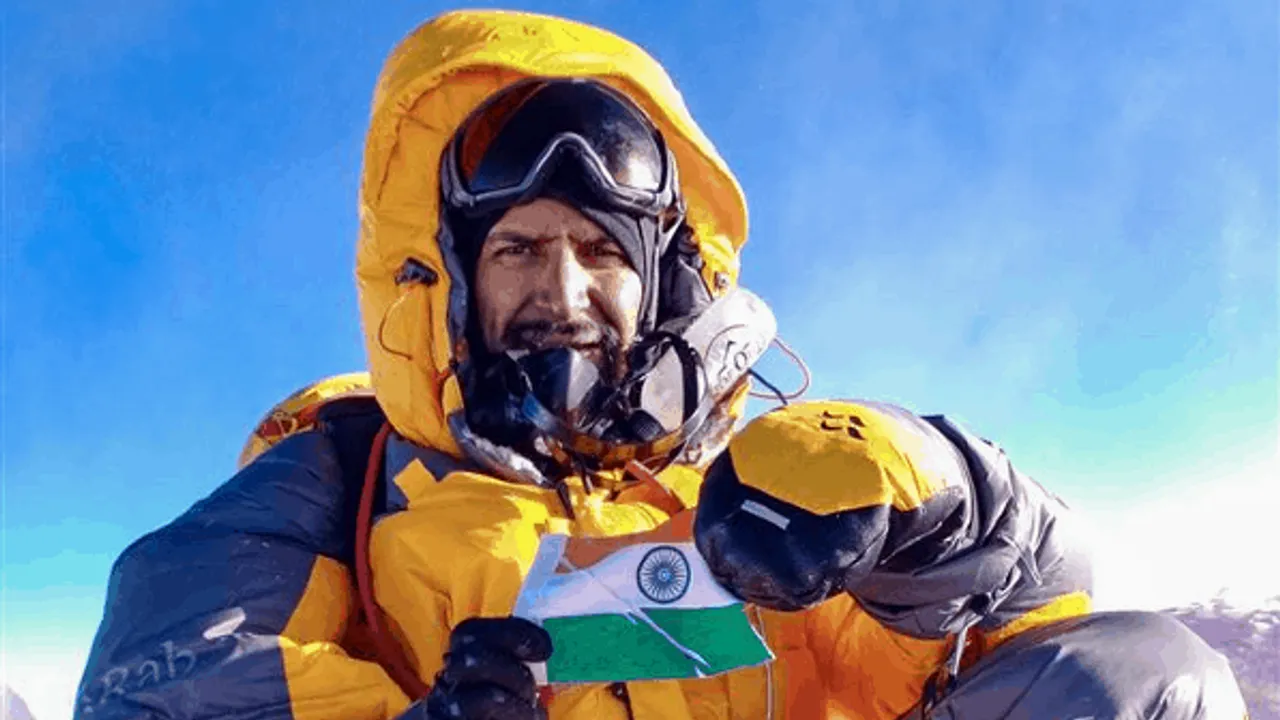 आईआईटियन का जज्बा: कोरोना को हराने के बाद एवरेस्ट चढ़े, चोटी पर फहराया IIT का झंडा 