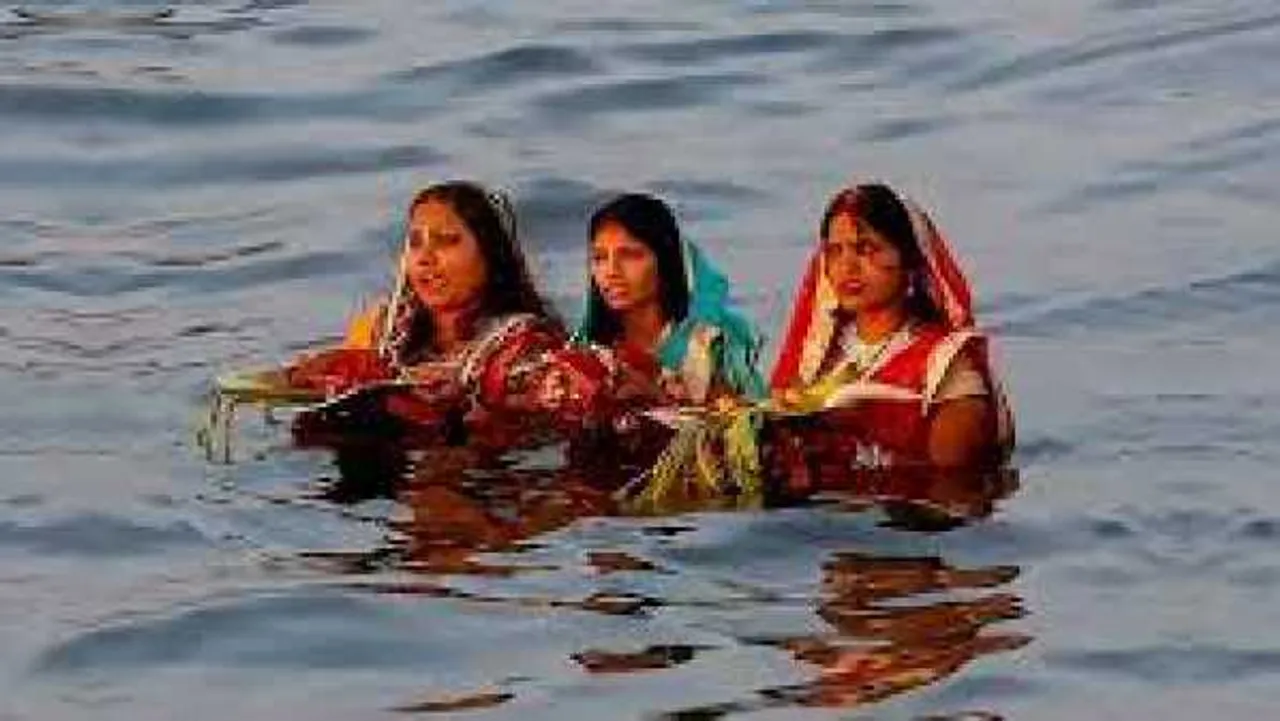 आस्था: धूमधाम से मना छठ महापर्व, उगते सूर्य को अर्घ्य देने के साथ ही पर्व का समापन
