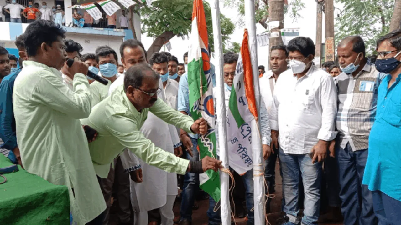 राजनीतिक शुद्धिकरण: TMC में शामिल हुए 150 BJP नेता, सैनिटाइजर से हुआ शुद्धिकरण