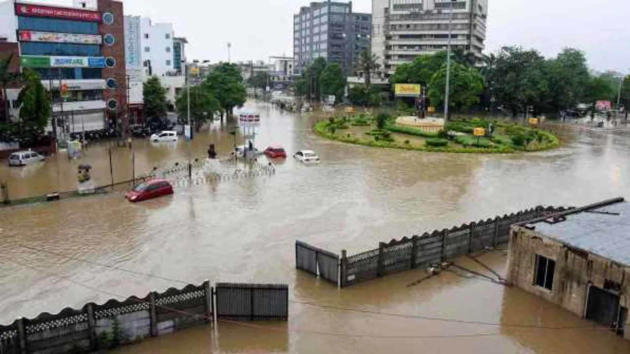 गुजरात: बाढ़ की वजह से सड़कें बनी सैलाब, NDRF की टीम मौके पर पहुंची 