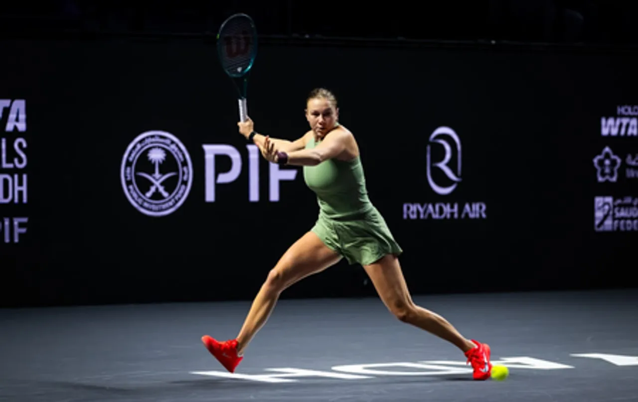 Anisimova dispatches Swiatek to reach semifinals at WTA Finals reach semifinals at WTA Finals