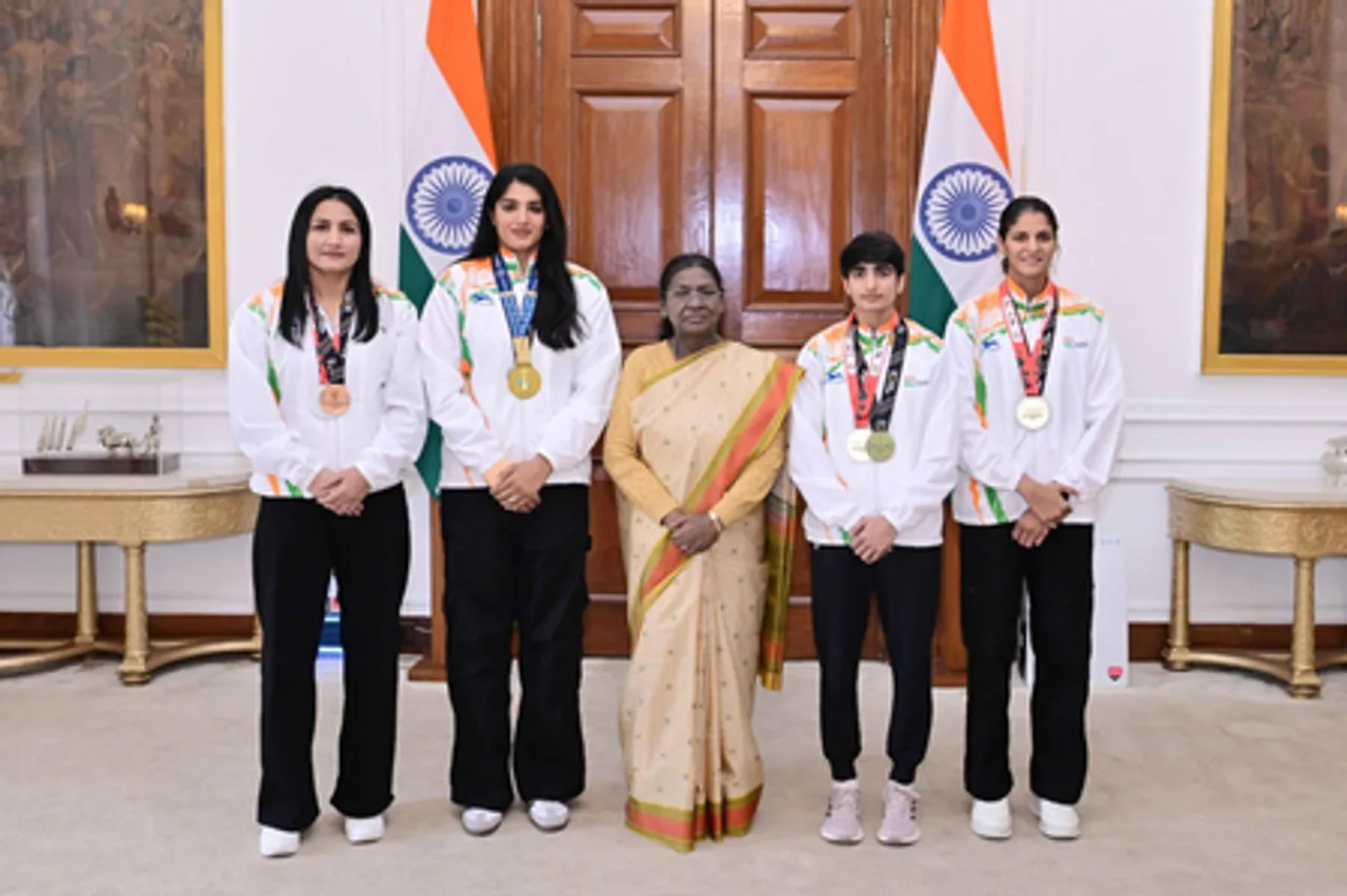 World Boxing Championships’ medal-winning women boxers felicitated by President Droupadi Murmu. Photo credit: President of India/X
