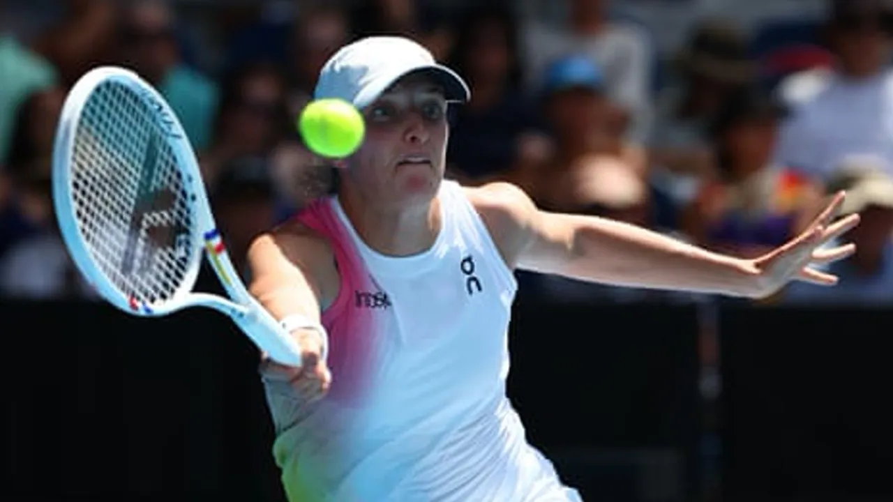 Iga Swiatek battled past a gritty Katerina Siniakova