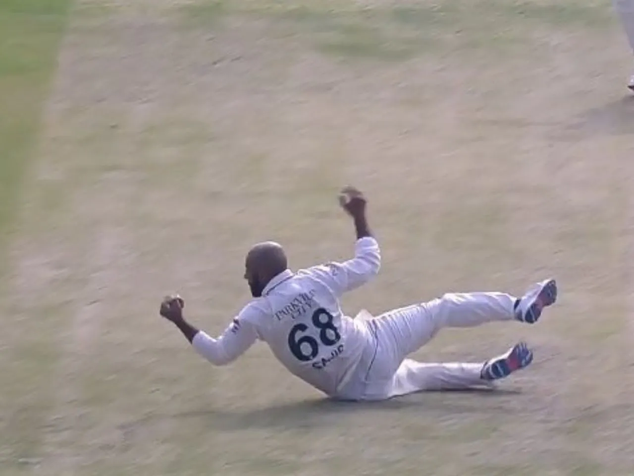 Sajid Khan takes stunning catch to dismiss Kavem Hodge during Multan Test
