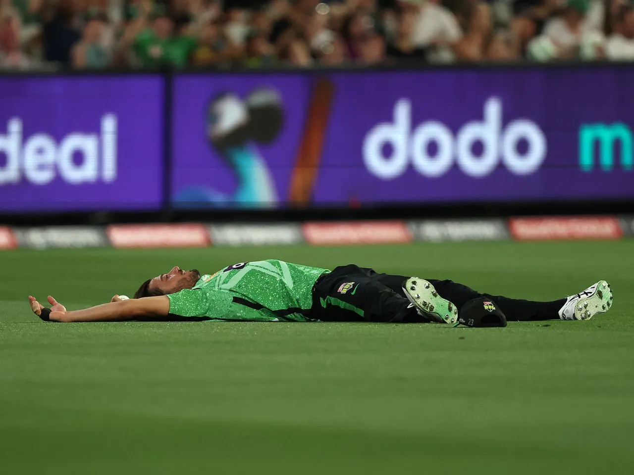 Marcus Stoinis takes amazing running catch to dismiss Caleb Jewell