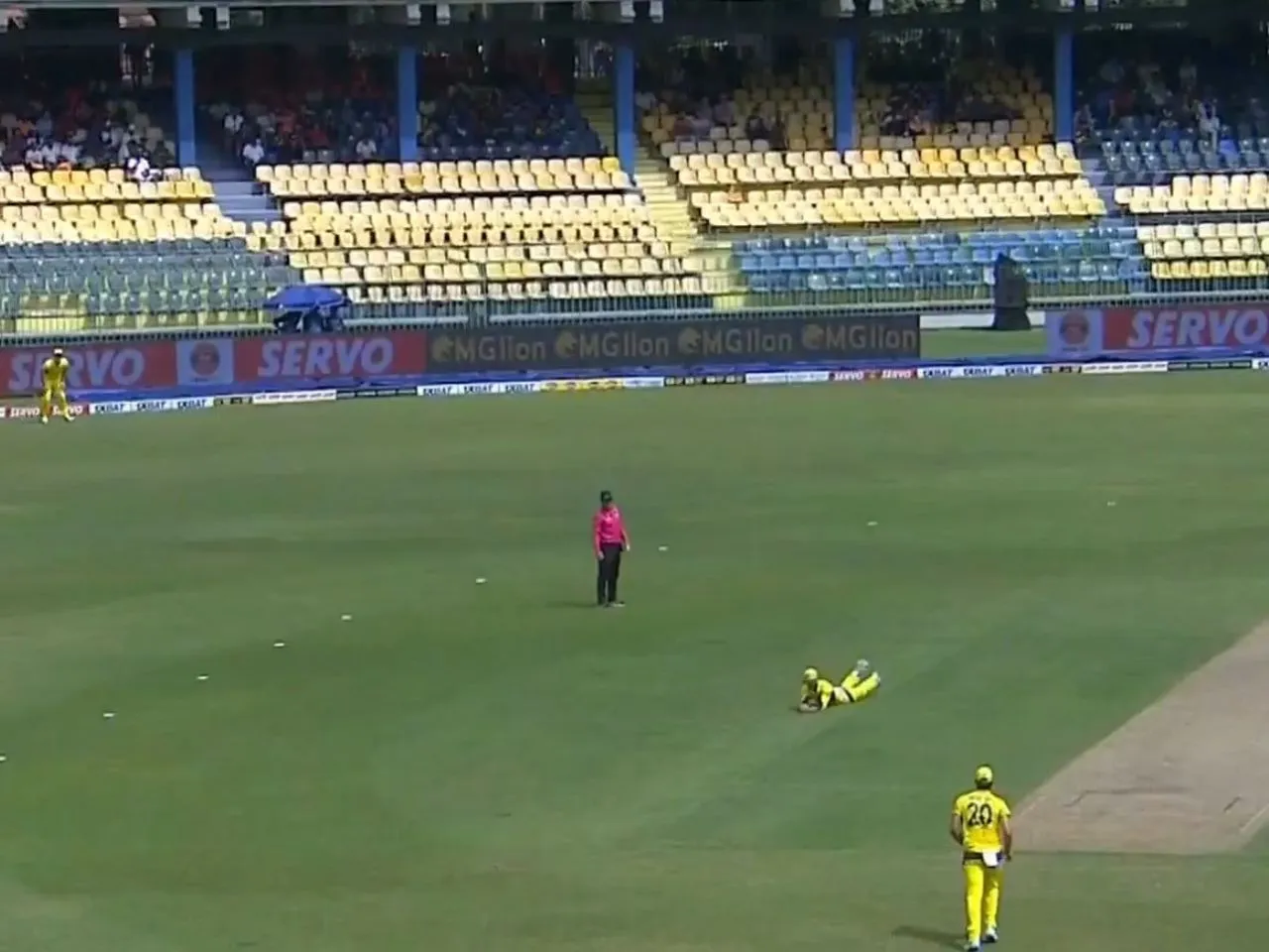 Jake Fraser-McGurk takes diving catch to dismiss Kamindu Mendis during first SL v AUS ODI in Colombo