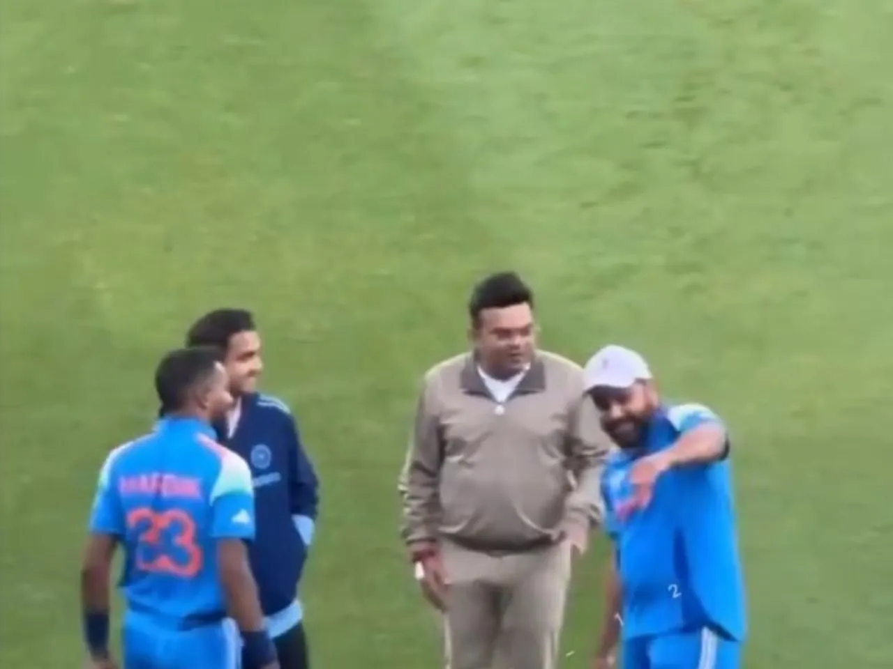Rohit Sharma imitates Hardik Pandya's six