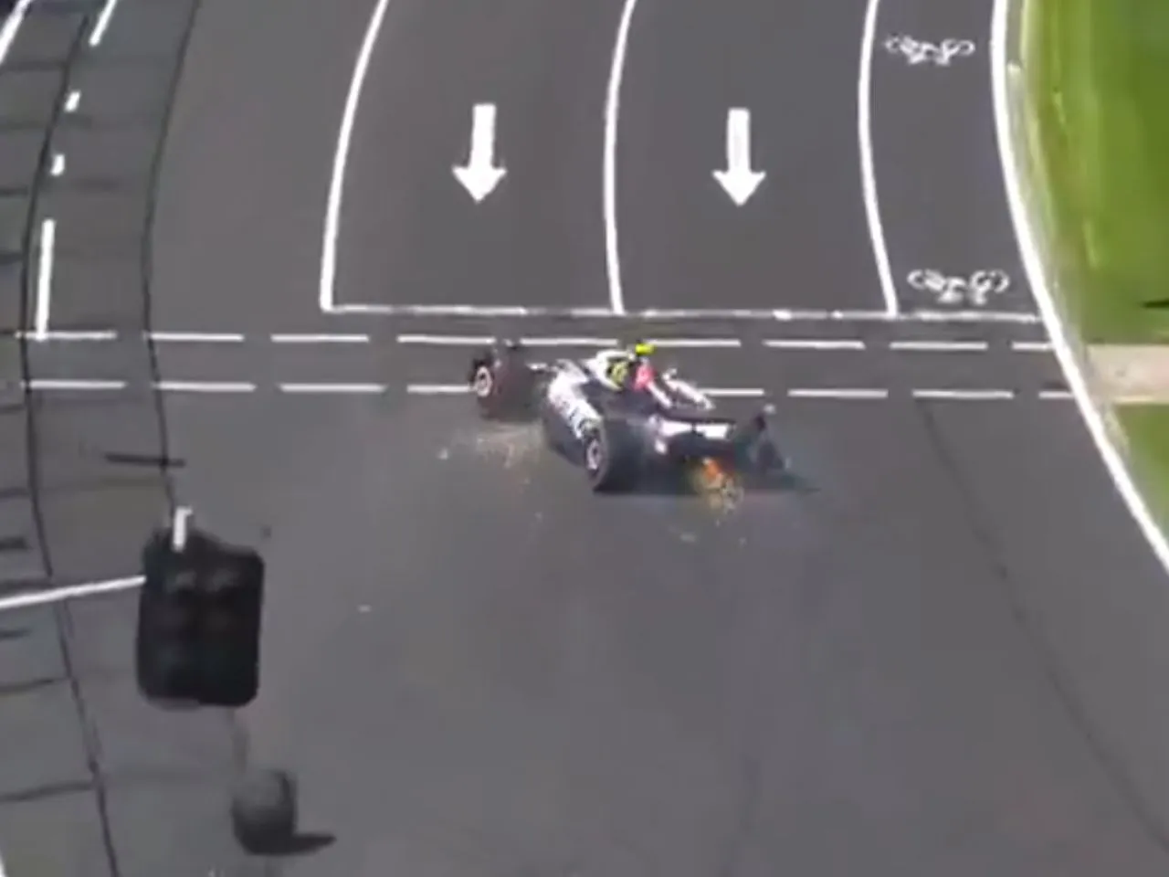 Oliver Bearman crashed during the 2025 F1 Australian GP FP1