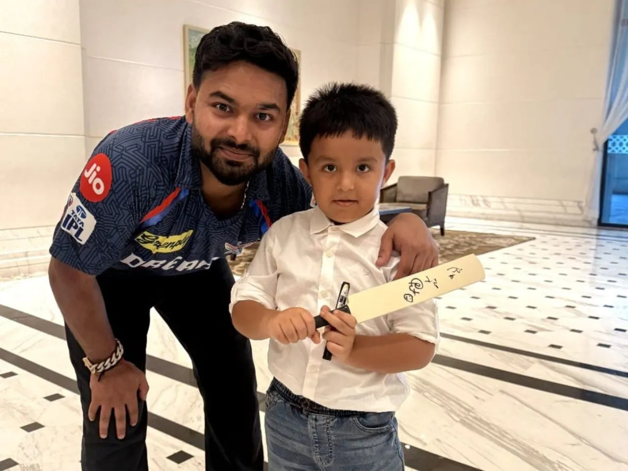 IPL 2025: Rishabh Pant fulfils 'pizza' request of fan
