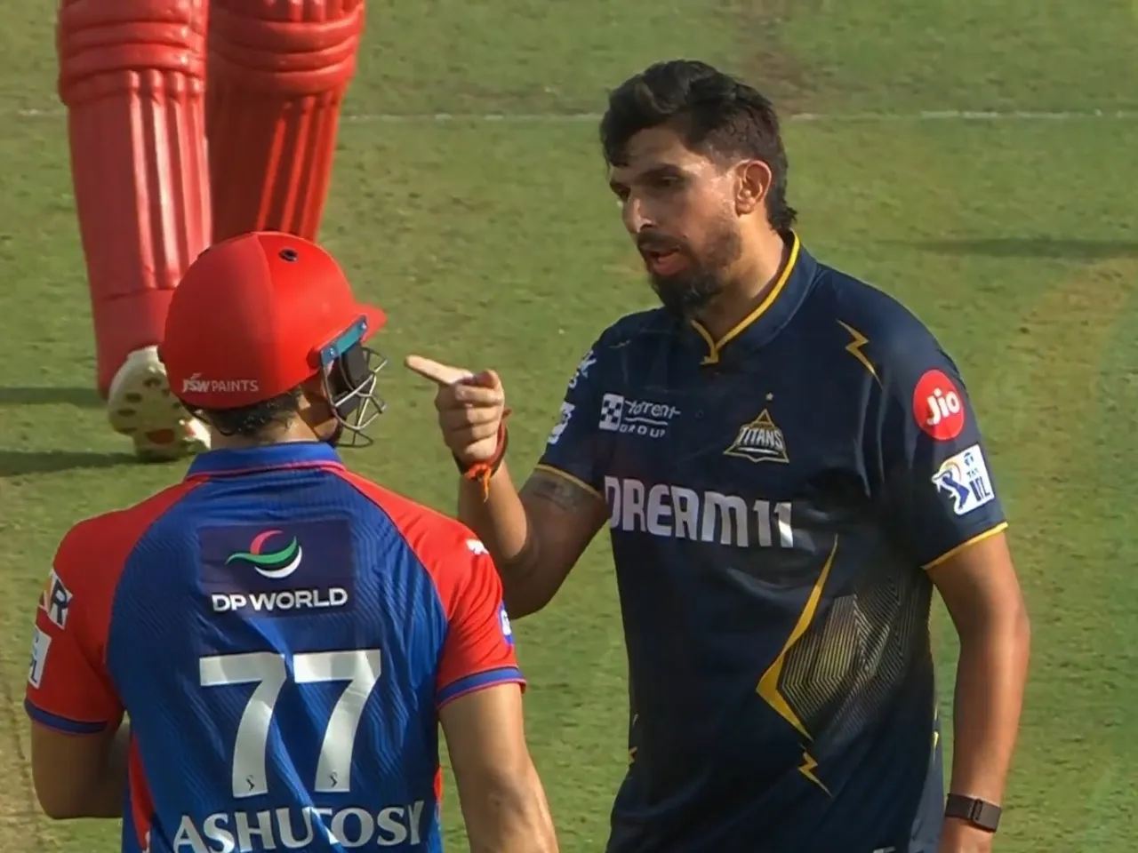 Ishant Sharma and Ashutosh Sharma exchange words during GT vs DC game, IPL 2025 