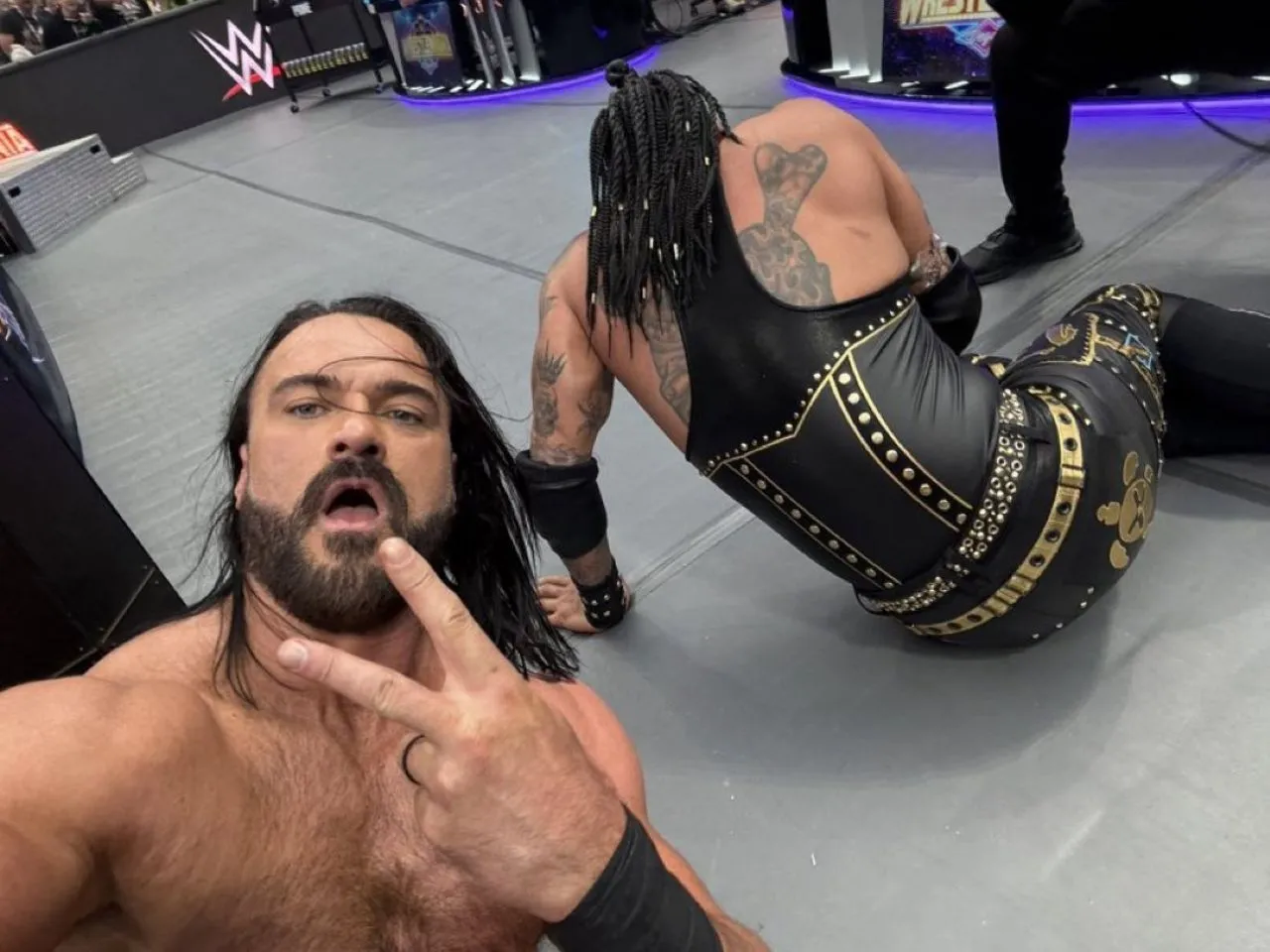 Drew McIntyre took a selfie mid match 