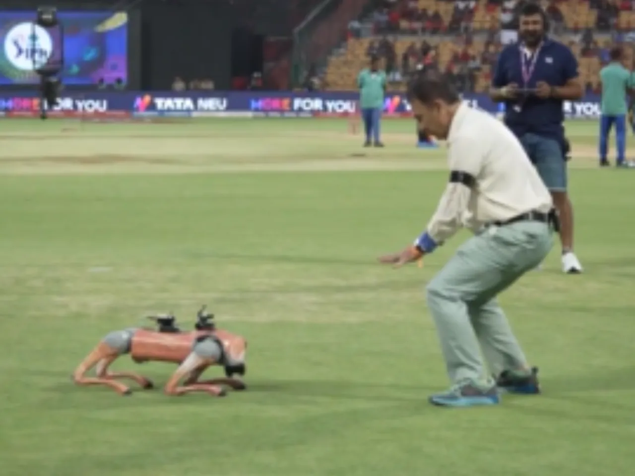 Sunil Gavaskar dancing with IPL's robotic dog