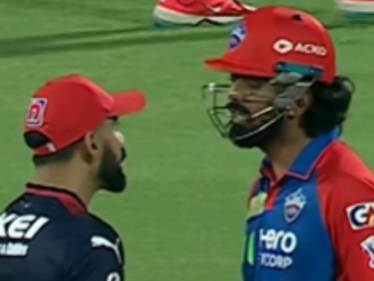 Virat Kohli and KL Rahul in animated conversation during DC vs RCB game
