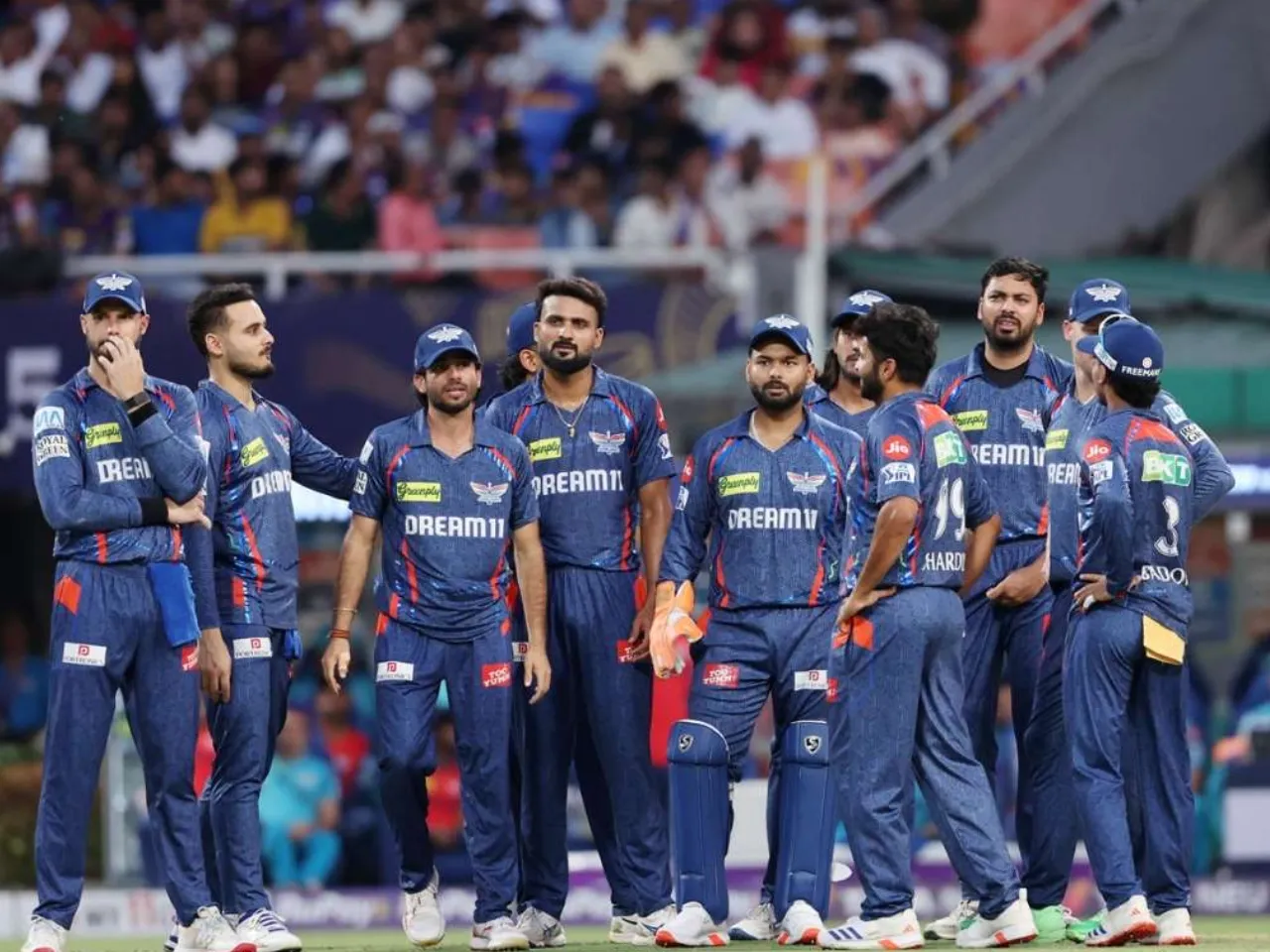 Rishabh Pant with his LSG players 