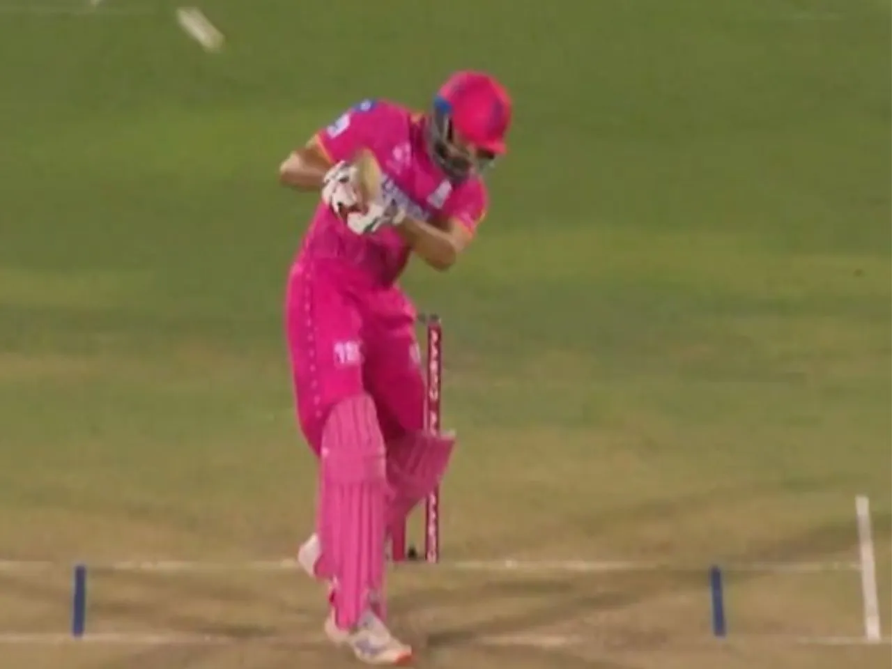 RR vs MI: Shubham Dubey's no look shot for six