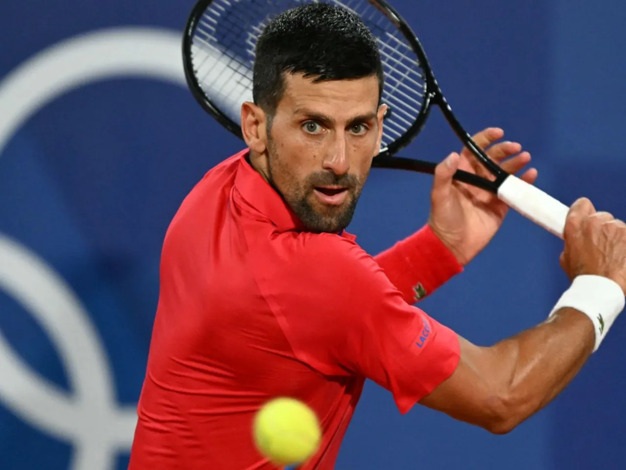 Djokovic Trains with Knee Support