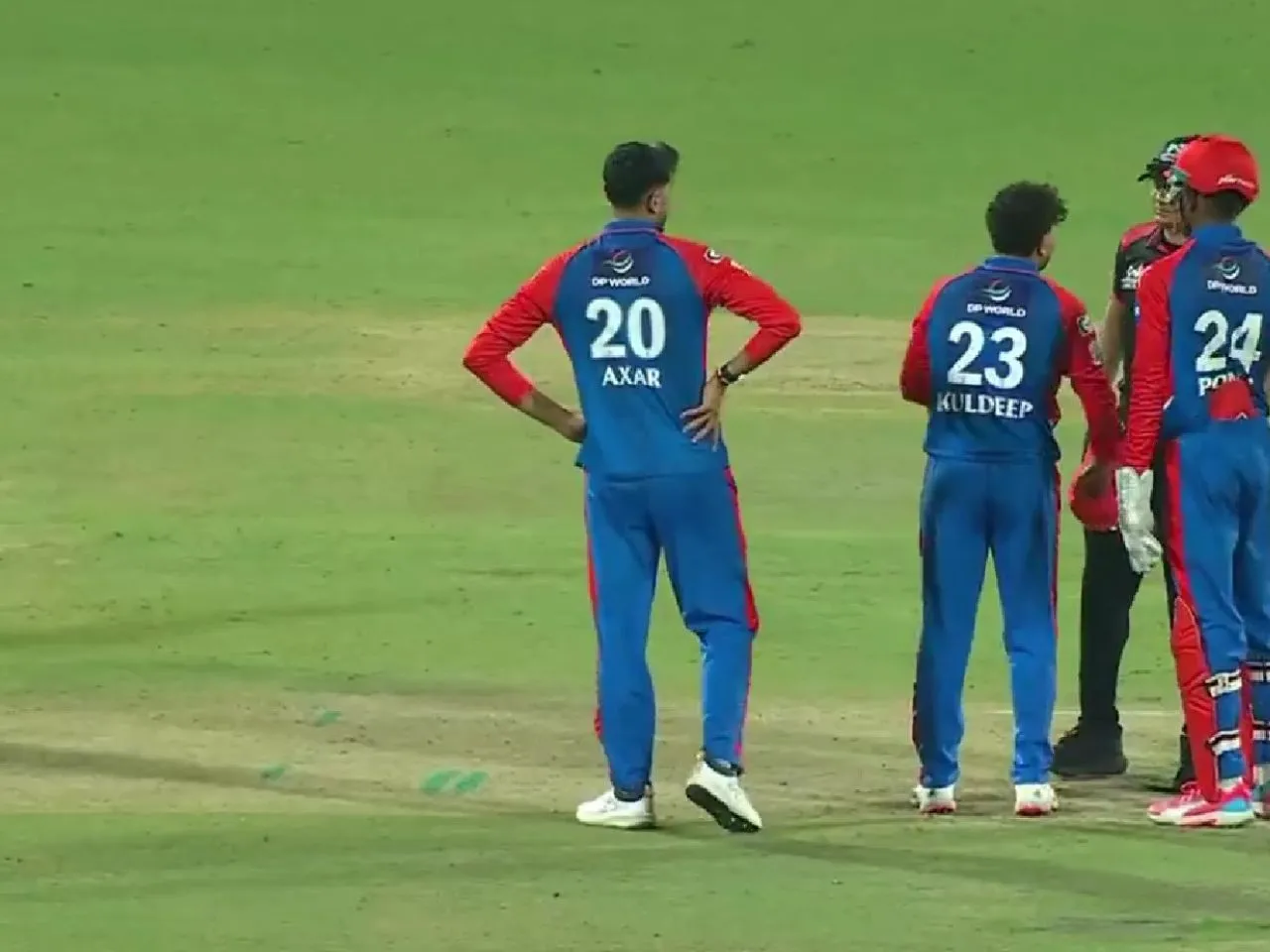 Kuldeep Yadav fight with umpire in DC vs GT Game