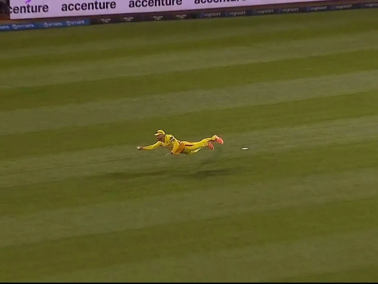 Faf du Plessis takes incredible one-handed catch in MLC 2025 