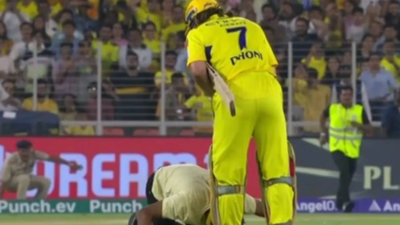 Fan touching feet of MS Dhoni (File Photo: X)